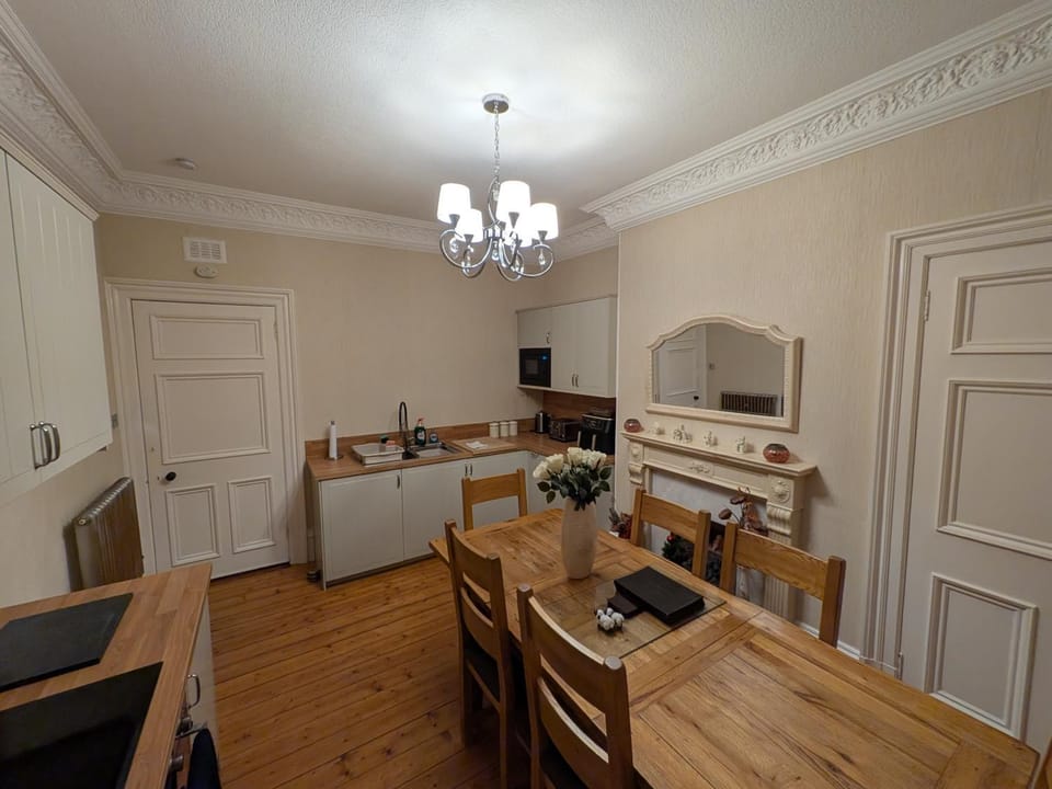 3 Bedroom villa attached to Host home free parking Apartment in Perth