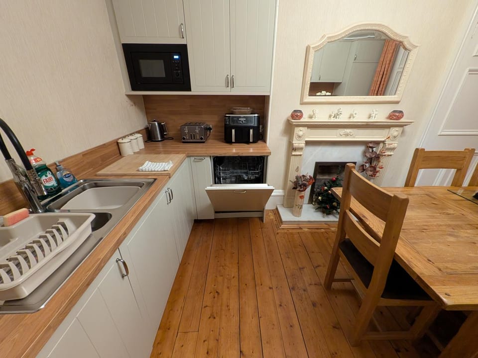 3 Bedroom villa attached to Host home free parking Apartment in Perth