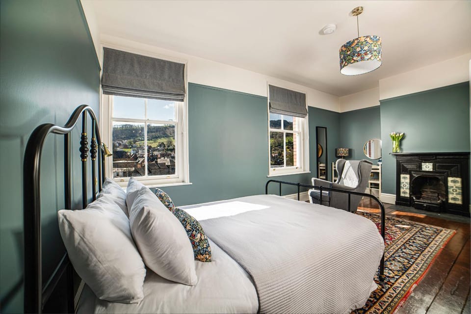 Property building, Bed, View (from property/room), Bedroom, River view