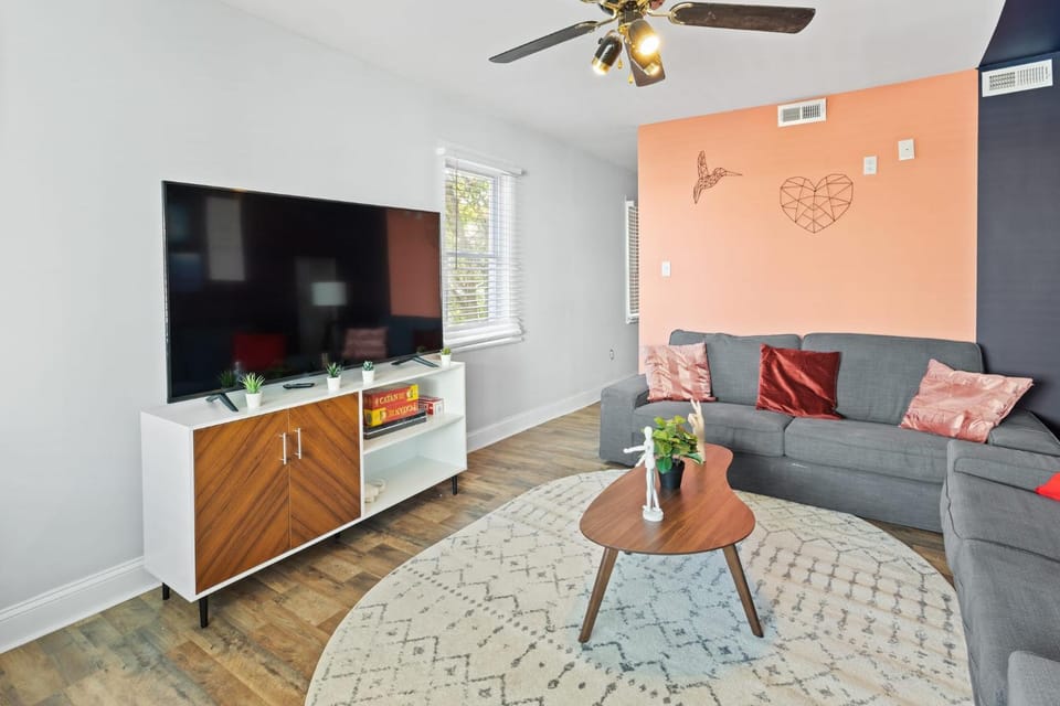 9BR Beach Block House with 13 Beds in Central Atlantic City House in Atlantic City