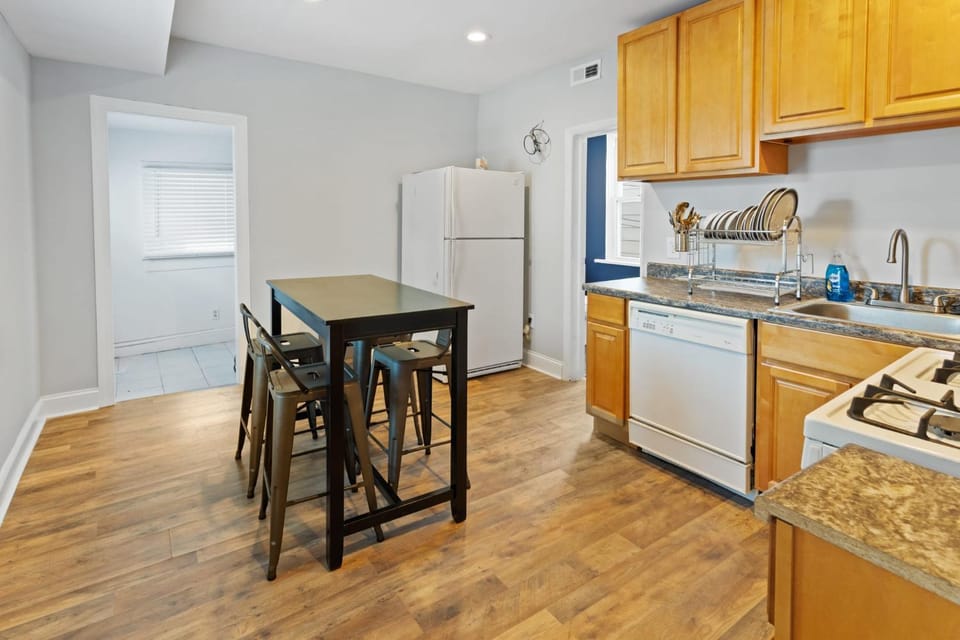 9BR Beach Block House with 13 Beds in Central Atlantic City House in Atlantic City