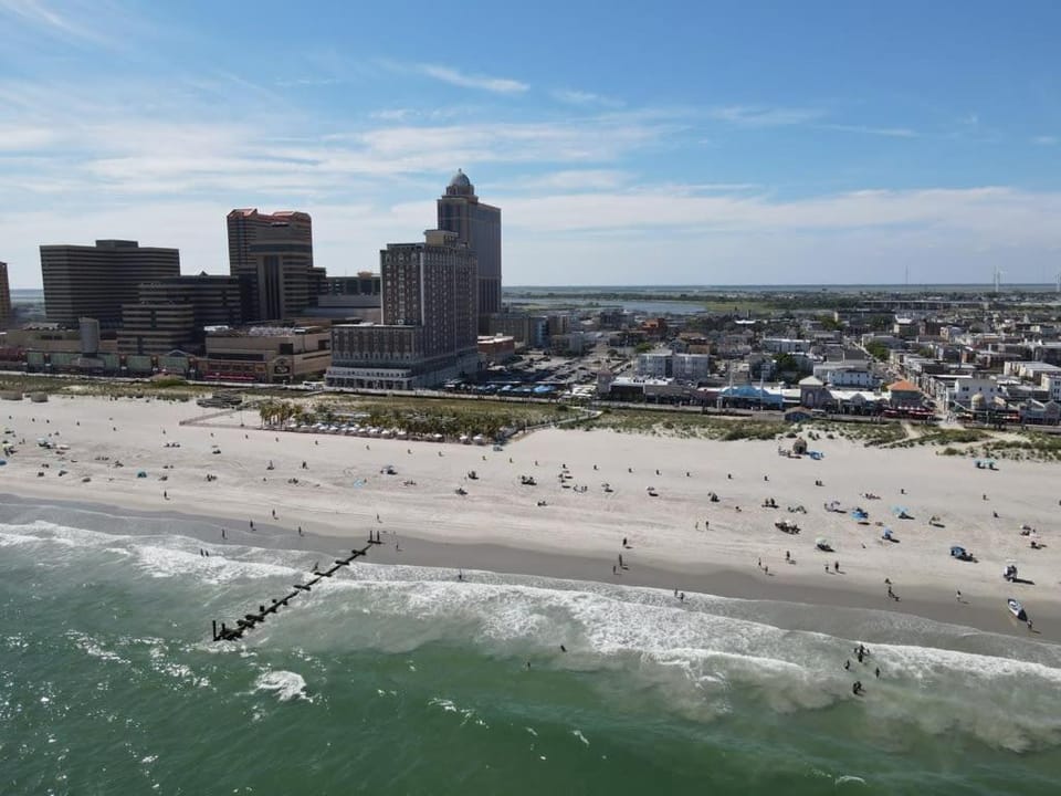 9BR Beach Block House with 13 Beds in Central Atlantic City House in Atlantic City