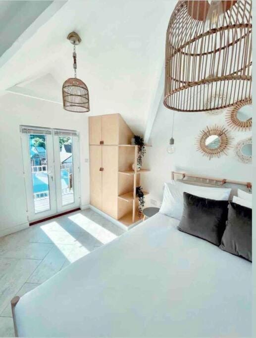 The View, Kingsand, luxurious seafront penthouse apartment with sun trap balcony and incredible sea views Apartment in Kingsand