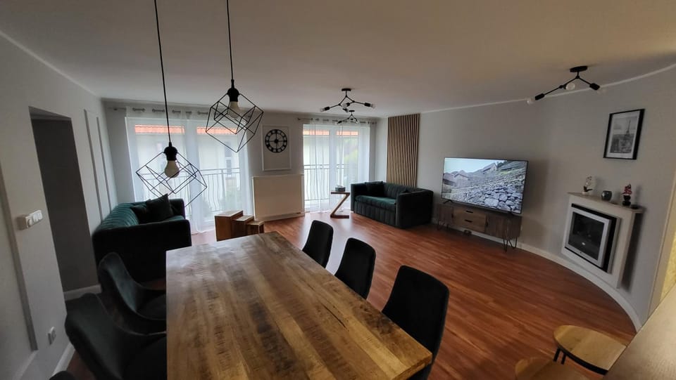 Communal lounge/ TV room, TV and multimedia, Living room, Seating area, Dining area, Evening entertainment