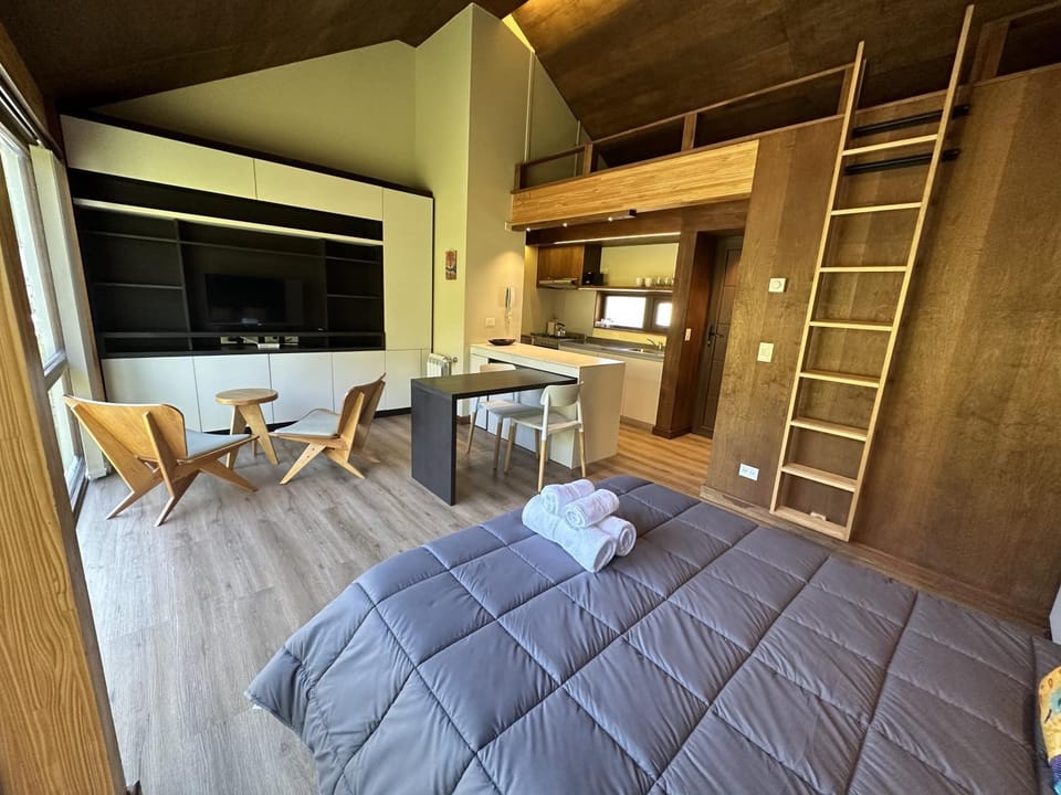Bed, Photo of the whole room, Dining area