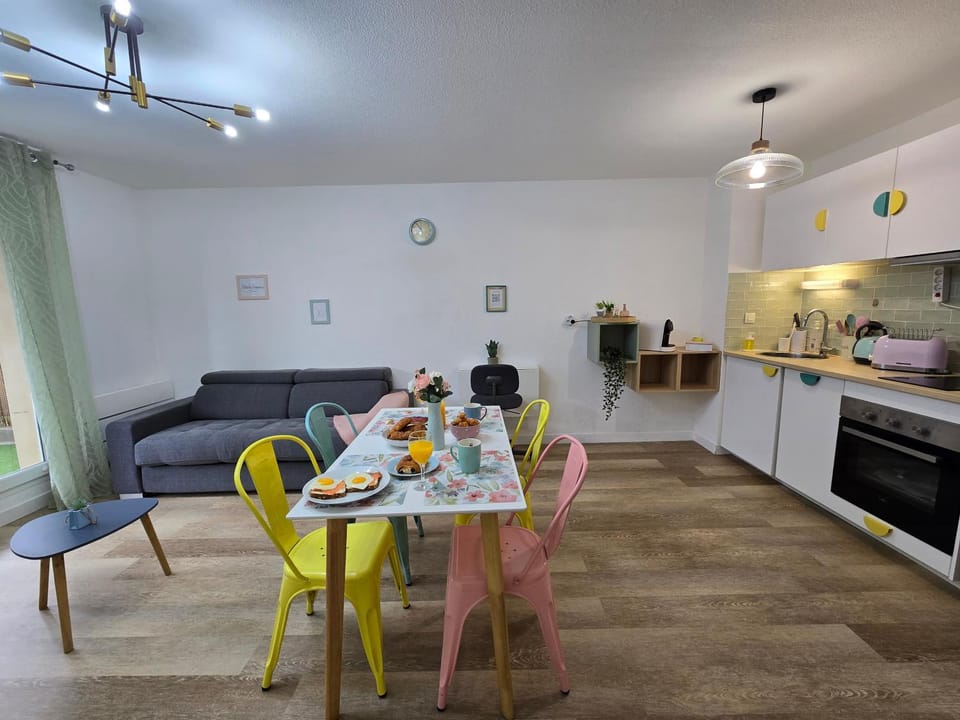 Kitchen or kitchenette, Living room, Seating area, Dining area, dishwasher, stove