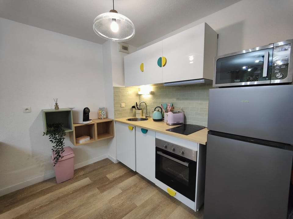 Coffee/tea facilities, Kitchen or kitchenette, minibar, oven, pet friendly, stove, toaster