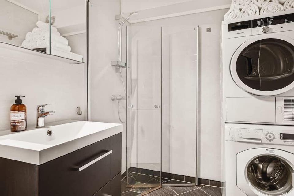 Shower, Bathroom, washing machine, dryer