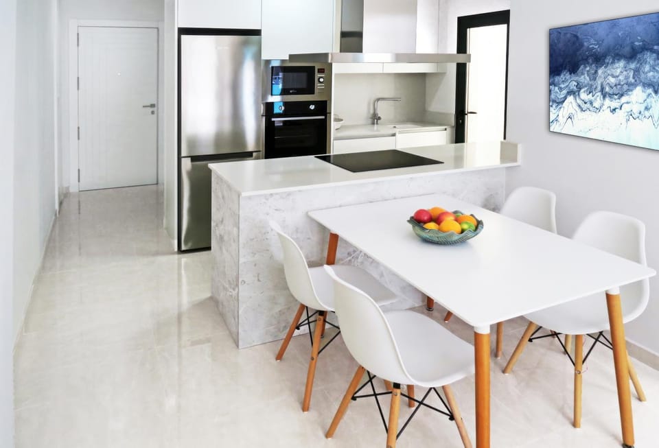 Kitchen or kitchenette, Dining area, minibar, kitchen