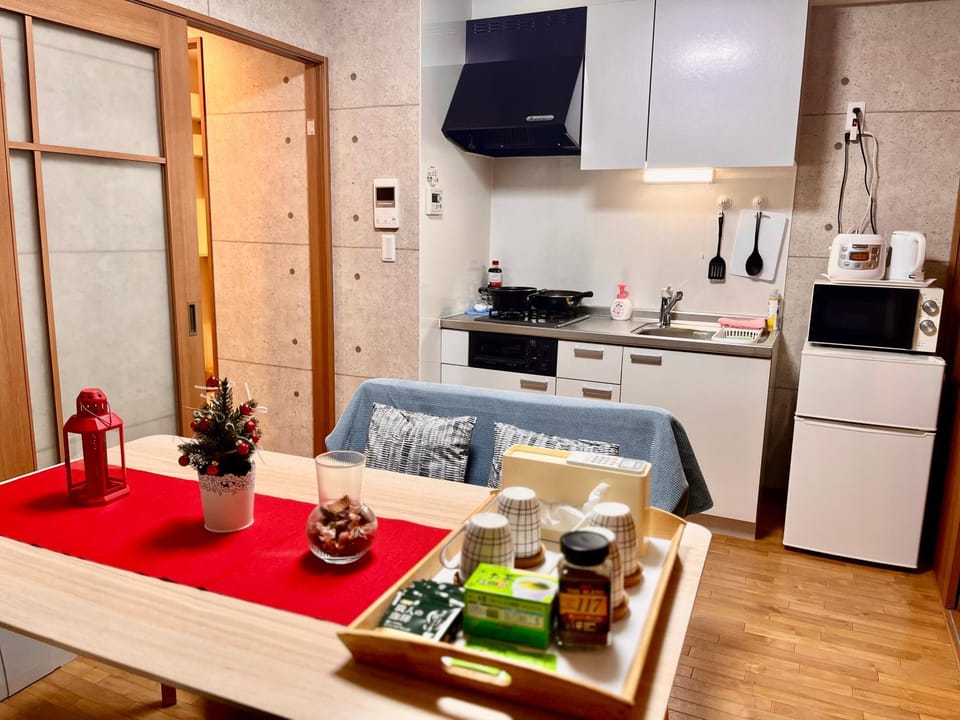 Kitchen or kitchenette, Food and drinks, Dining area, stove