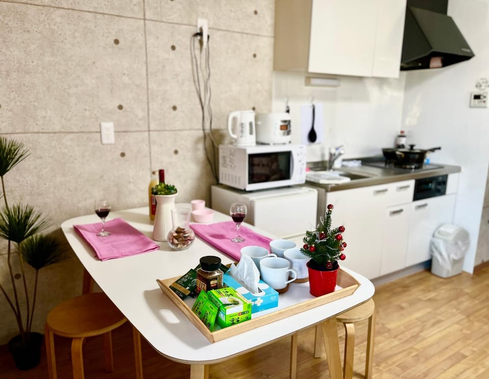 Coffee/tea facilities, Food and drinks, minibar, oven, stove