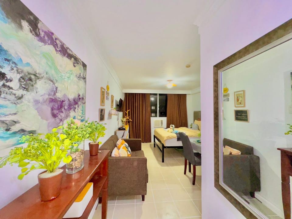 Minimalist studio with Luxury bed Good for 1-4pax High speed WiFi with Netflix Free Pool & Parking Apartment in Lapu-Lapu City