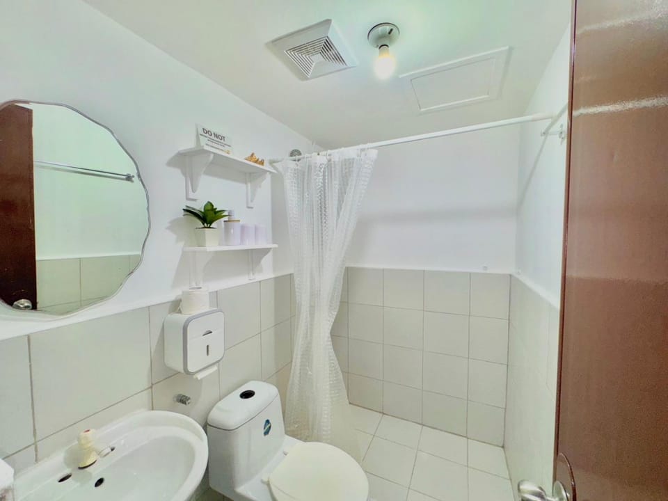 Minimalist studio with Luxury bed Good for 1-4pax High speed WiFi with Netflix Free Pool & Parking Apartment in Lapu-Lapu City