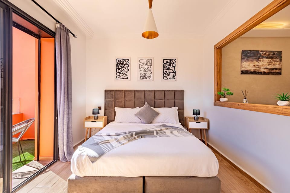 Bed, Living room, Photo of the whole room, Seating area, Bedroom, towels