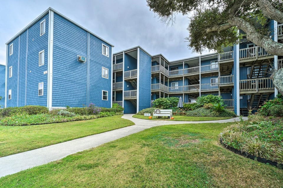 Chic Oceanfront North Topsail Beach Condo w/ Deck House in North Topsail Beach