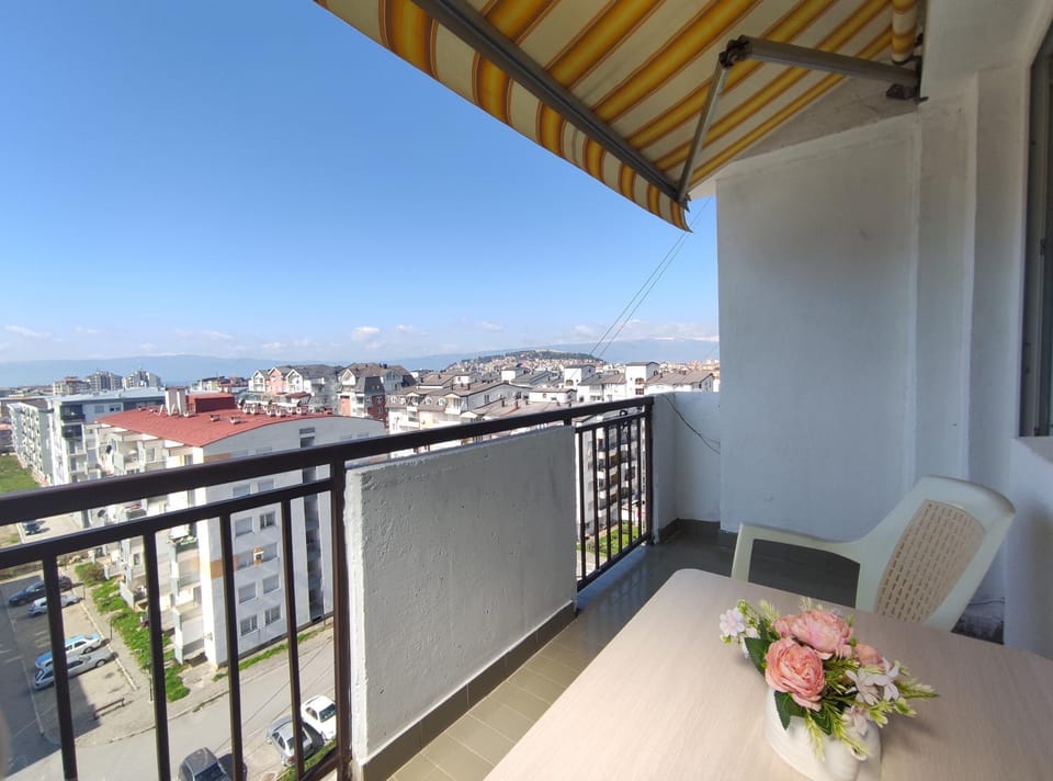 View (from property/room), Balcony/Terrace, City view, Lake view, Landmark view, Street view, Quiet street view