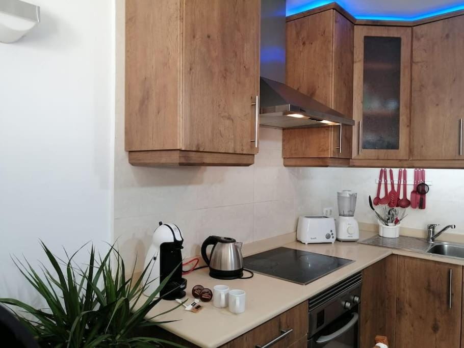 Coffee/tea facilities, Kitchen or kitchenette, stove, toaster