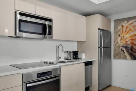 Apartment w Balcony Gym Near Beach Apartment in Hallandale Beach