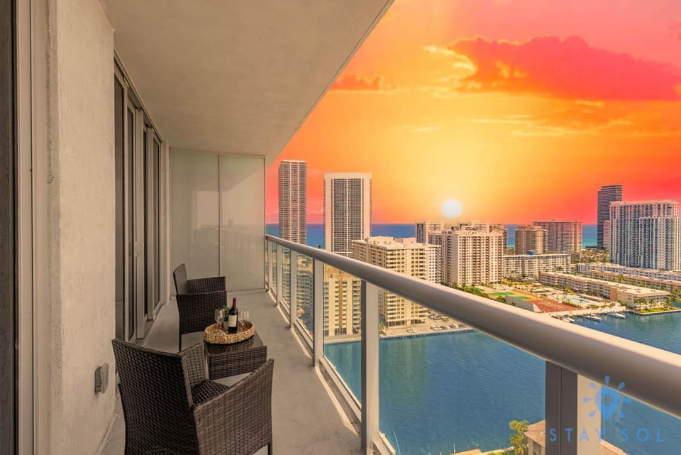 Infinite View Balcony Pool Gym Apartment in Hallandale Beach