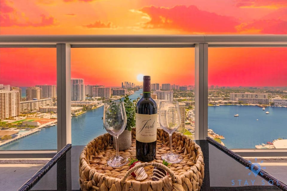 Infinite View Balcony Pool Gym Apartment in Hallandale Beach