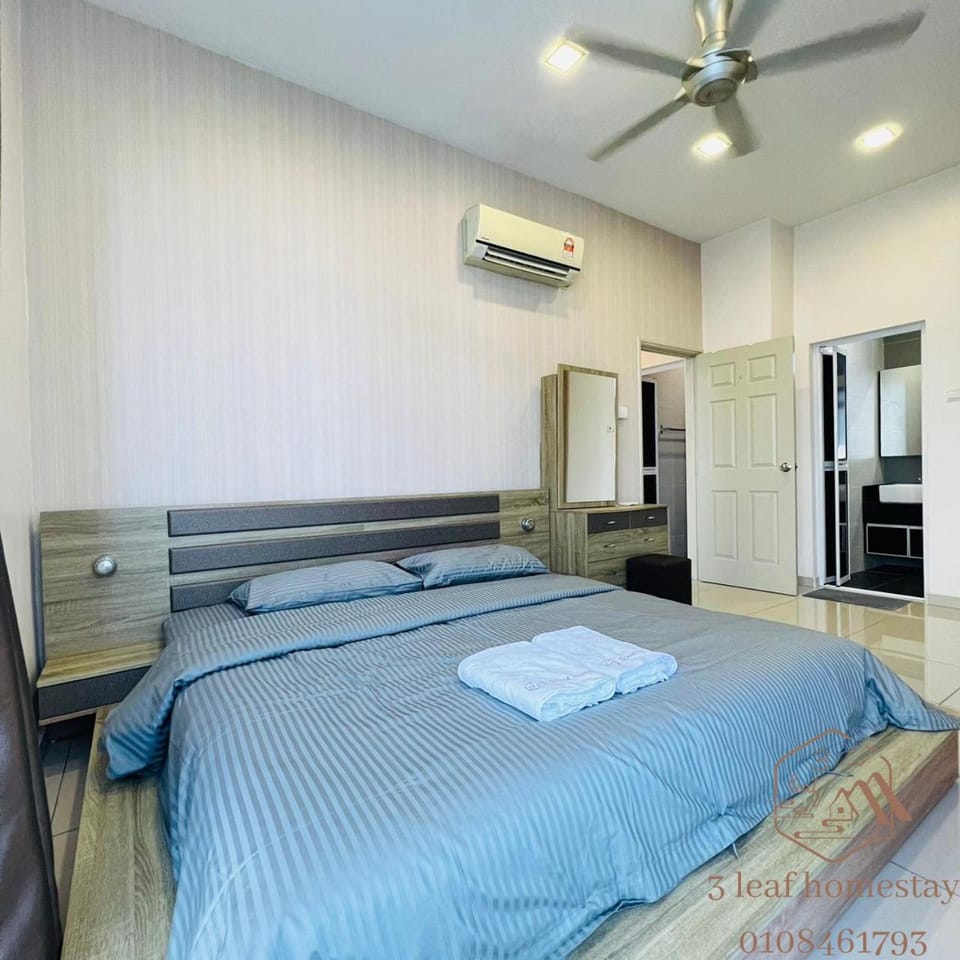 Bed, Photo of the whole room, Bedroom, fireplace, wardrobe, air conditioner
