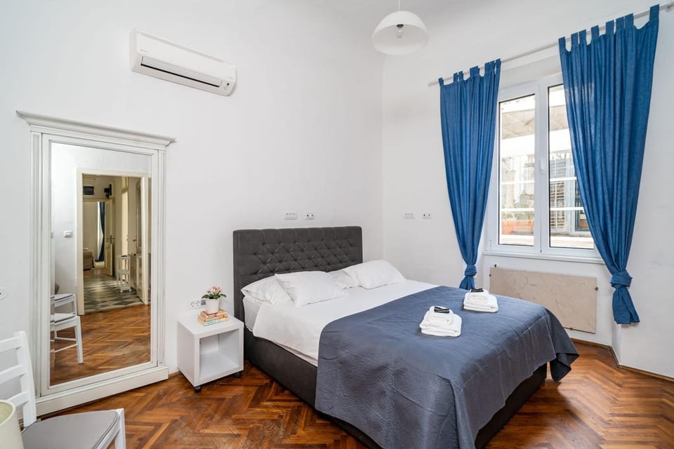 Bed, Bedroom, towels, air conditioner