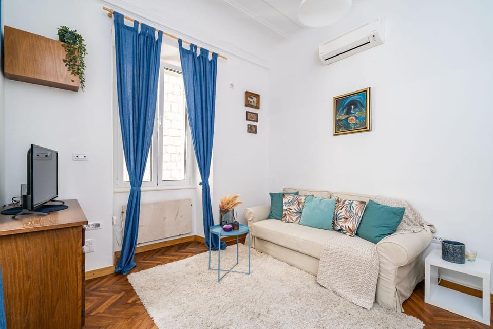 TV and multimedia, Living room, Seating area, hair dresser, air conditioner