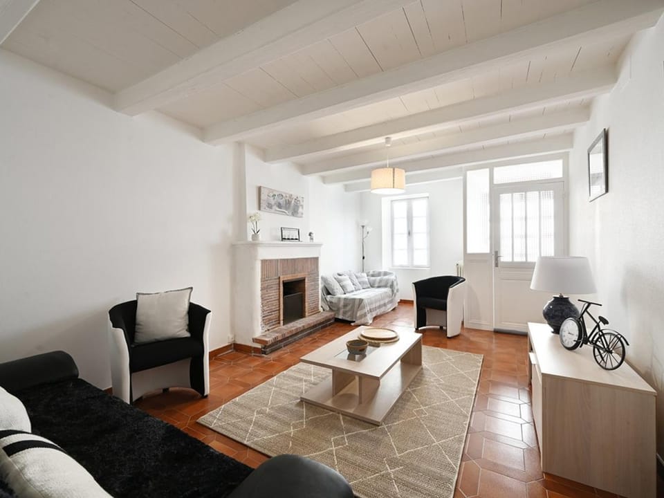 Maison de village à Ars-en-Ré avec garage, cour, salon TV, 3 chambres, balcon et équipements modernes - FR-1-434-104 House in Nouvelle-Aquitaine