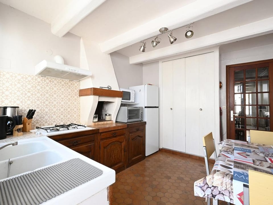 Maison de village à Ars-en-Ré avec garage, cour, salon TV, 3 chambres, balcon et équipements modernes - FR-1-434-104 House in Nouvelle-Aquitaine