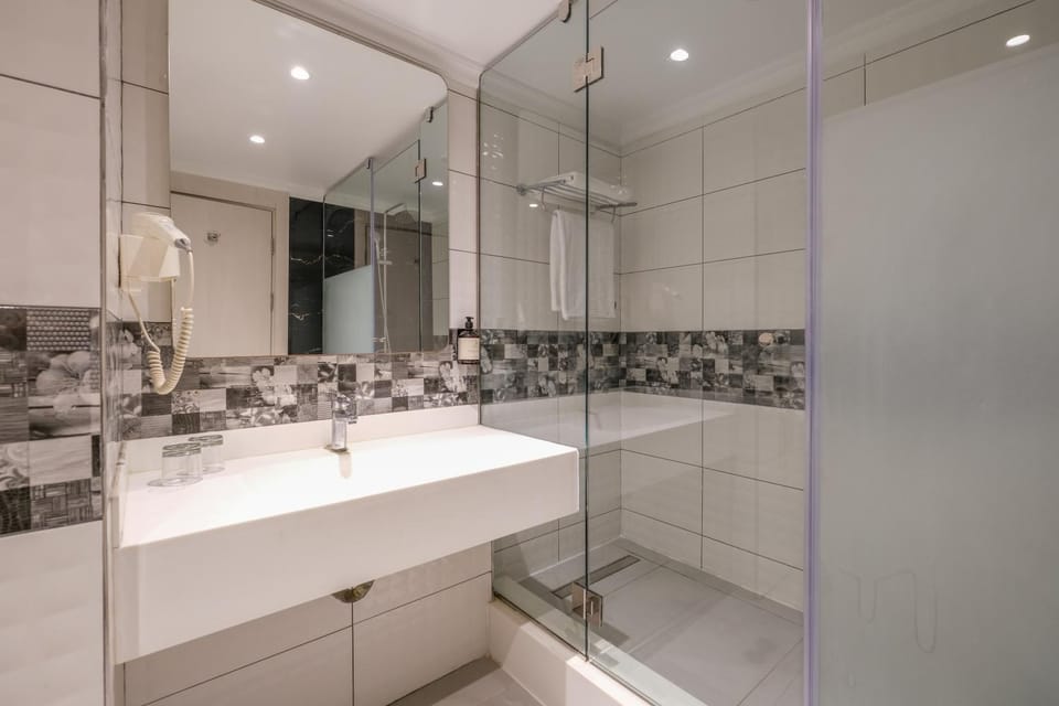 Shower, Toilet, Bathroom, Bathroom