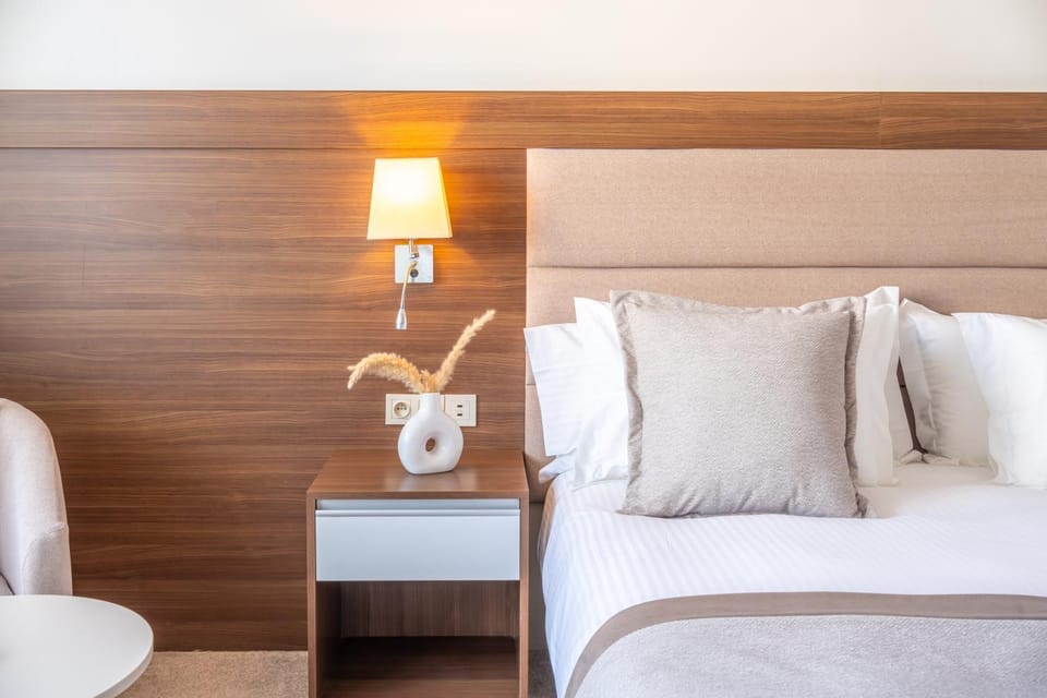 Shower, Toilet, Bathroom, TV and multimedia, Balcony/Terrace, Decorative detail, Logo/Certificate/Sign, Bedroom, Food, City view, Breakfast, Asian breakfast, Italian breakfast, room service, VIP, wedding, air conditioner