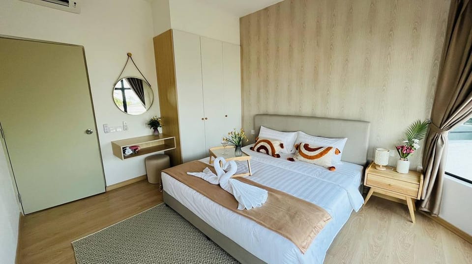 Bed, Bedroom, towels, air conditioner