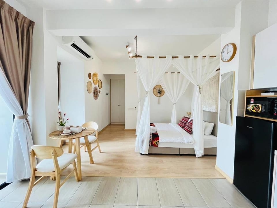 Bed, air conditioner