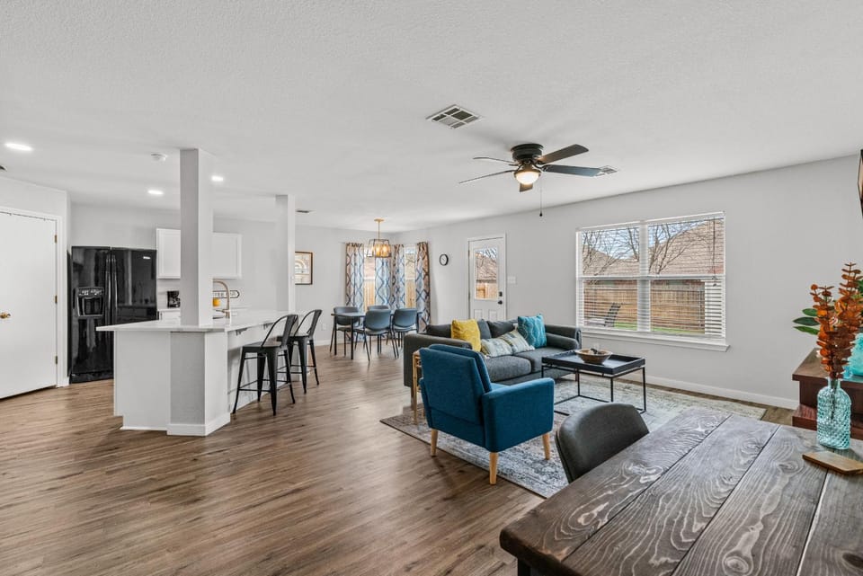 Kitchen or kitchenette, Seating area