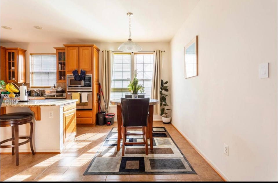 Van Gogh Guest Rm #1 • Van Gogh 1-Executive Room in a single family home Vacation rental in Rossville