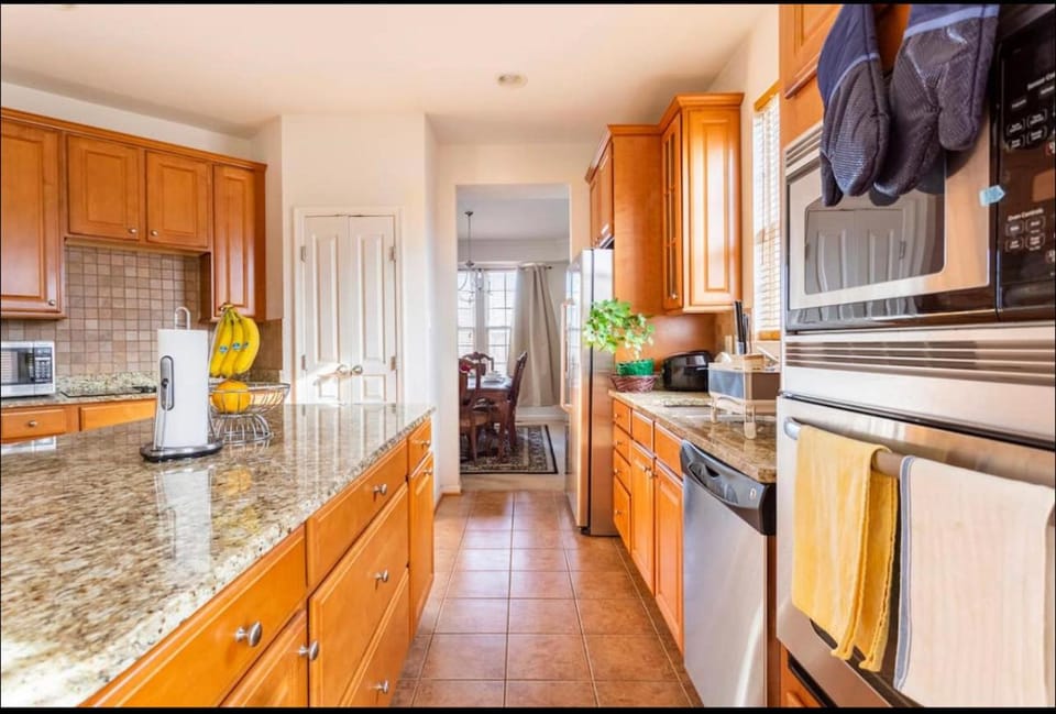 Van Gogh Guest Rm #1 • Van Gogh 1-Executive Room in a single family home Vacation rental in Rossville
