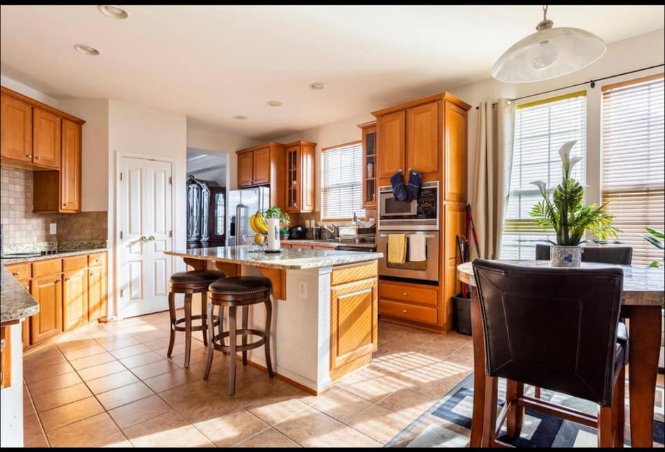 Van Gogh Guest Rm #1 • Van Gogh 1-Executive Room in a single family home Vacation rental in Rossville