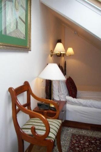 Bed, Seating area