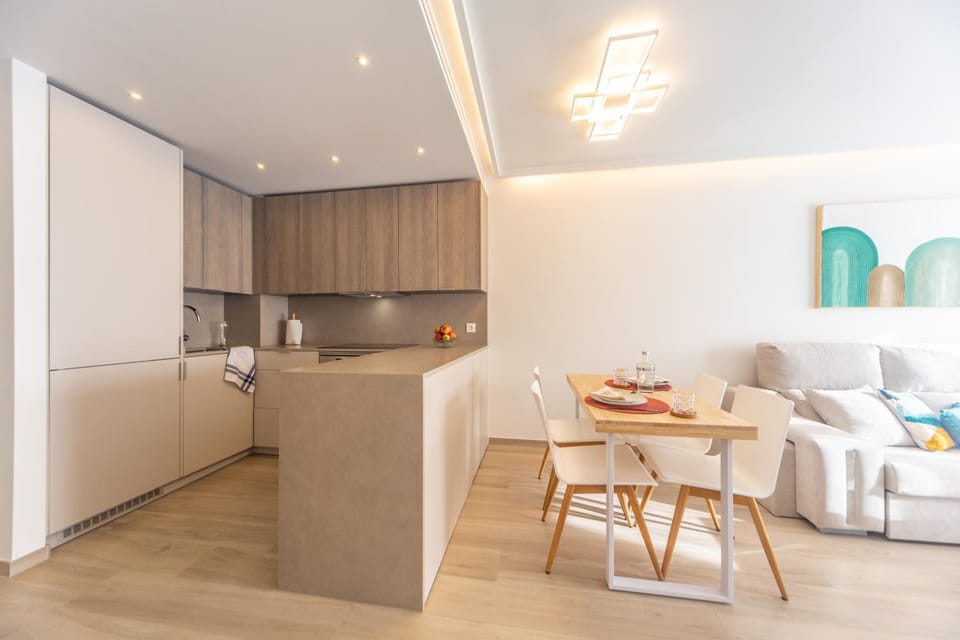 Kitchen or kitchenette, Dining area