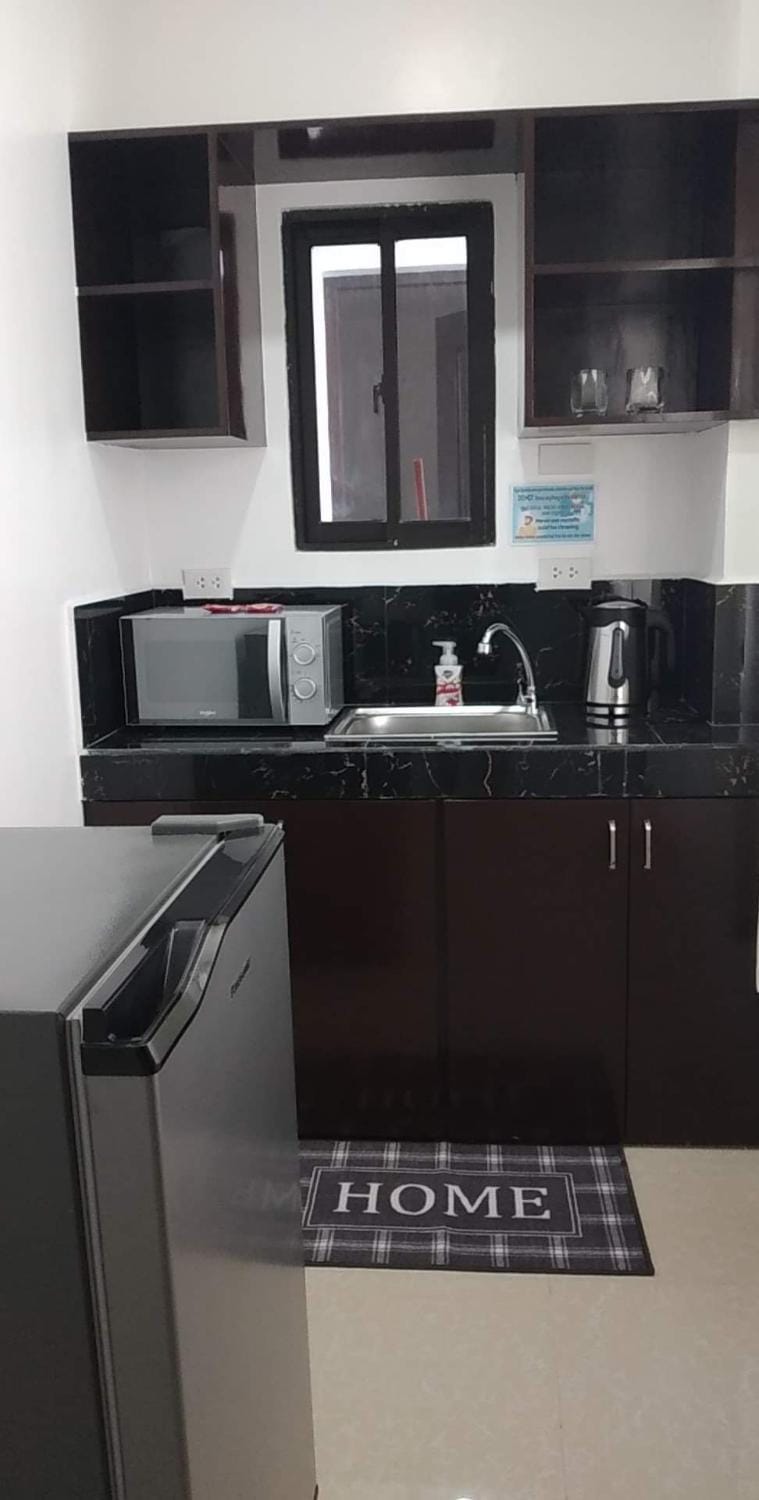 Kitchen or kitchenette, minibar
