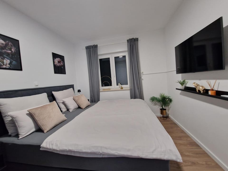 Bed, TV and multimedia, Photo of the whole room, Bedroom