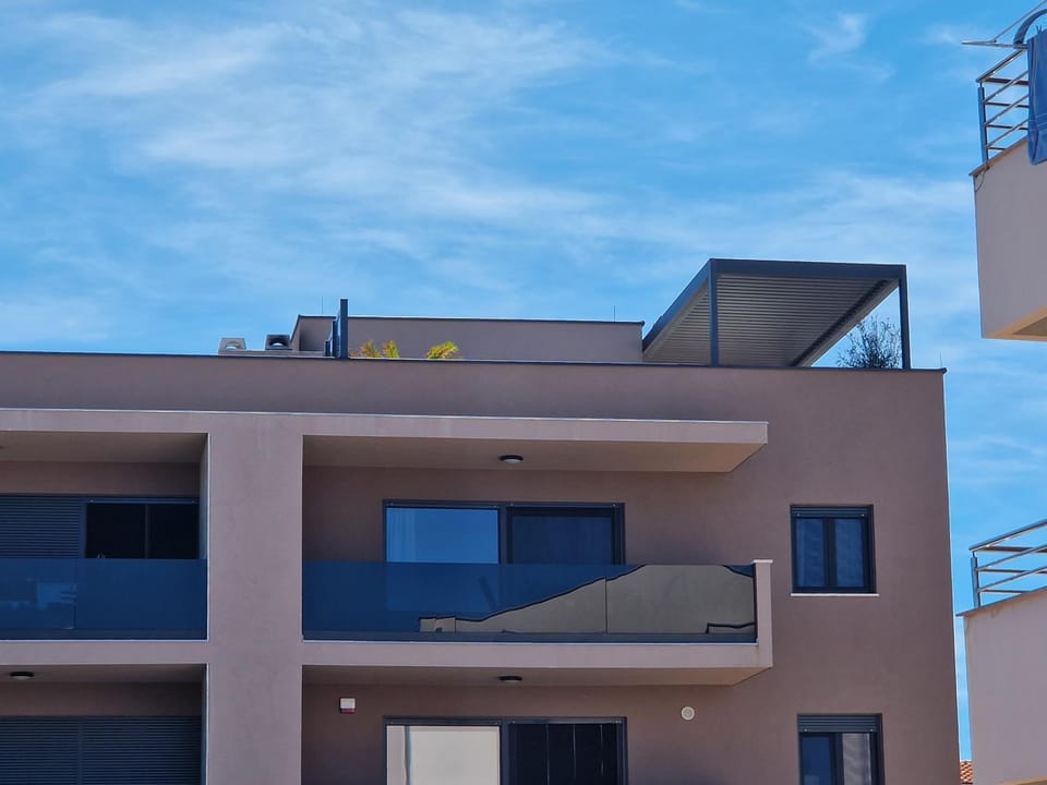 Property building, Day, Balcony/Terrace