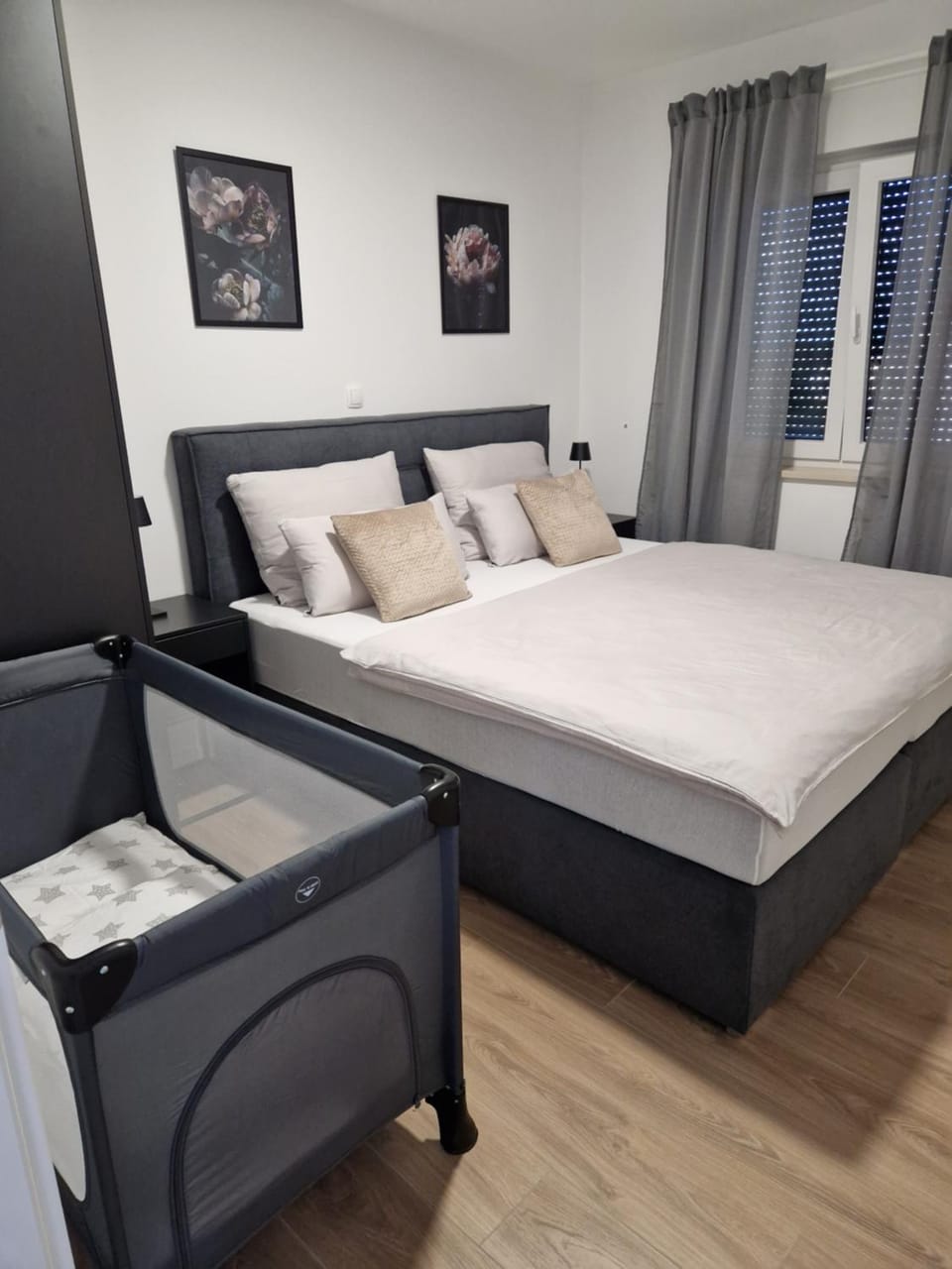 Bed, Photo of the whole room, Bedroom, cot