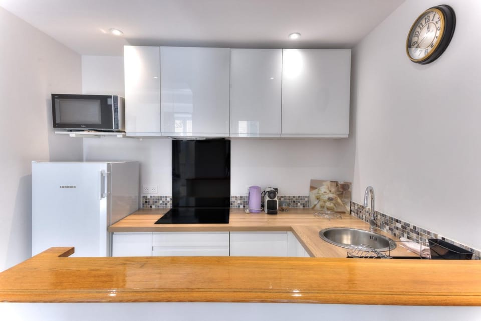 Coffee/tea facilities, Kitchen or kitchenette, minibar, oven, stove