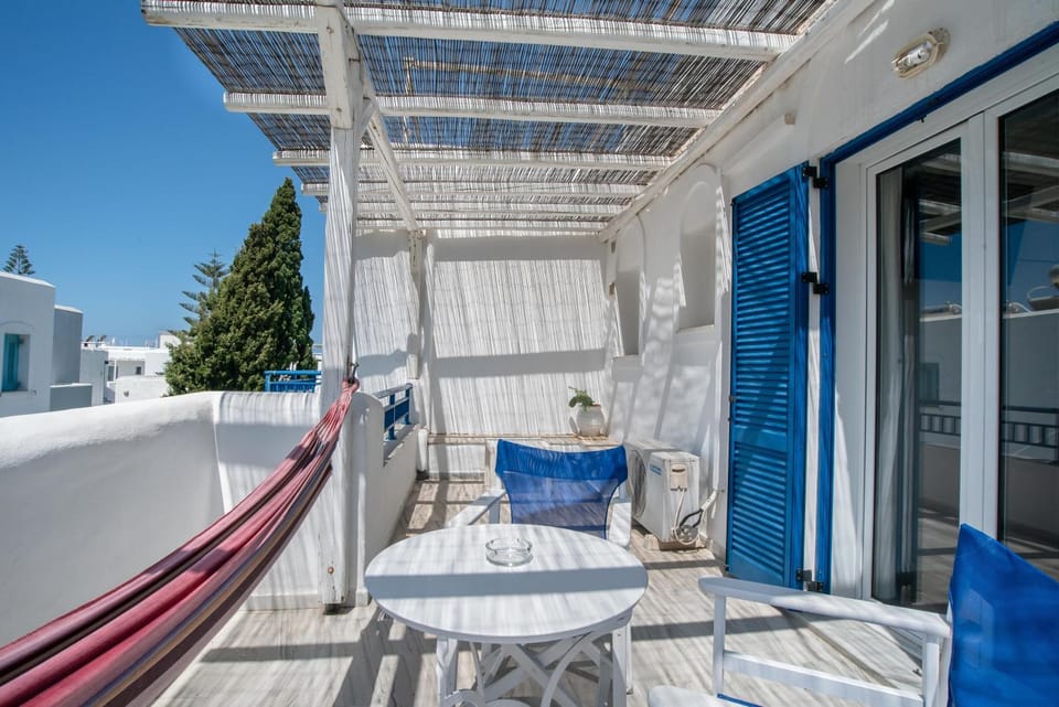 Property building, Balcony/Terrace, Living room