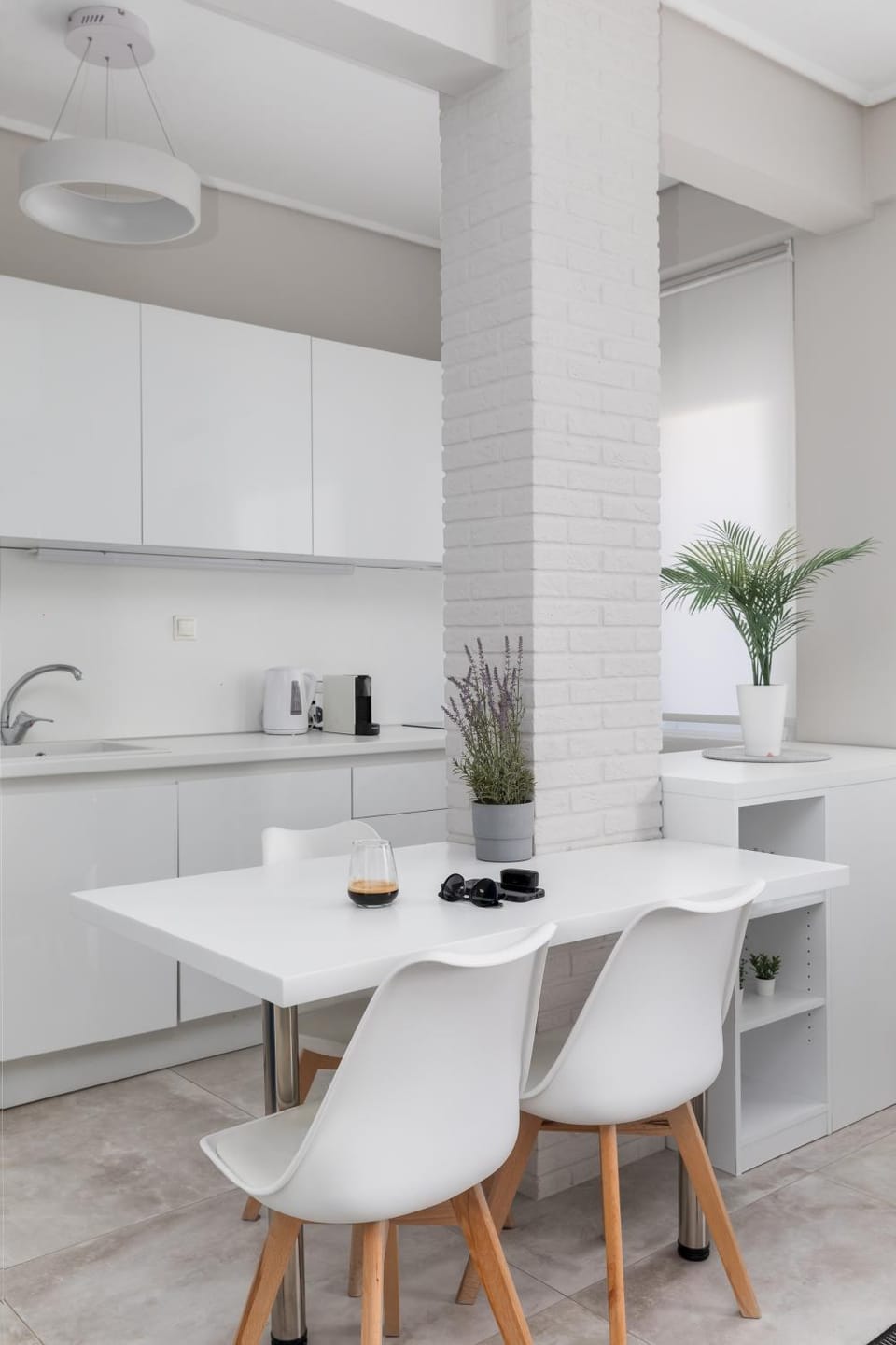 Kitchen or kitchenette, Dining area