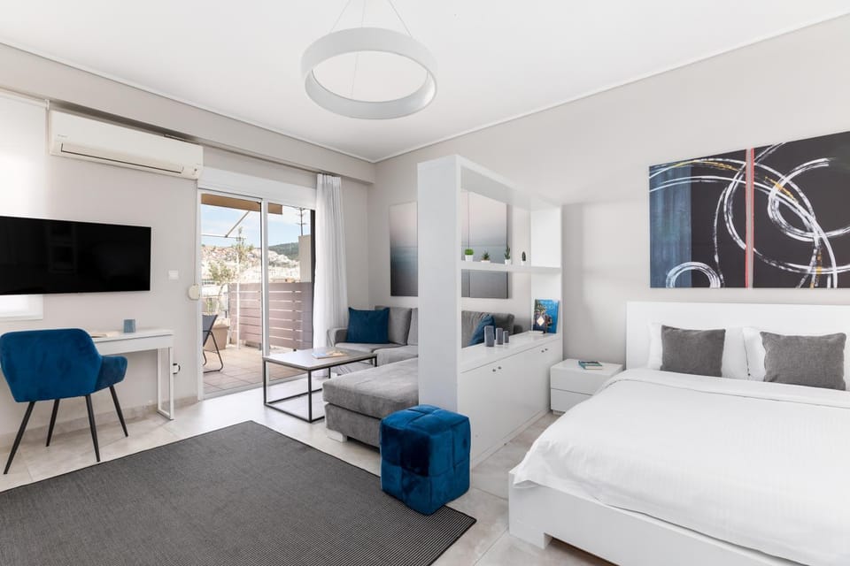 Bed, TV and multimedia, Living room, Photo of the whole room, Seating area, Bedroom