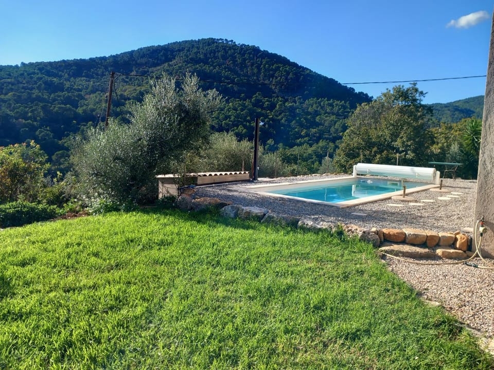 Detached villa with pool, Partial air-conditioning, set in a secure private garden, 800 metres from medieval village House in French Riviera