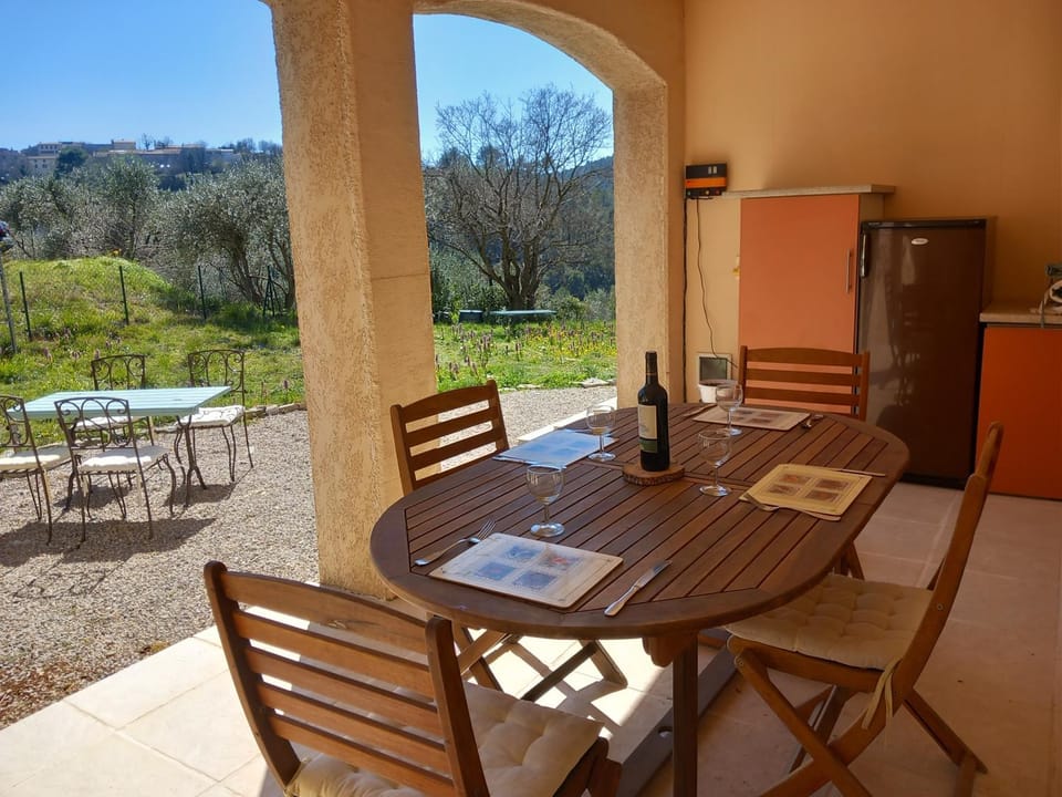 Detached villa with pool, Partial air-conditioning, set in a secure private garden, 800 metres from medieval village House in French Riviera