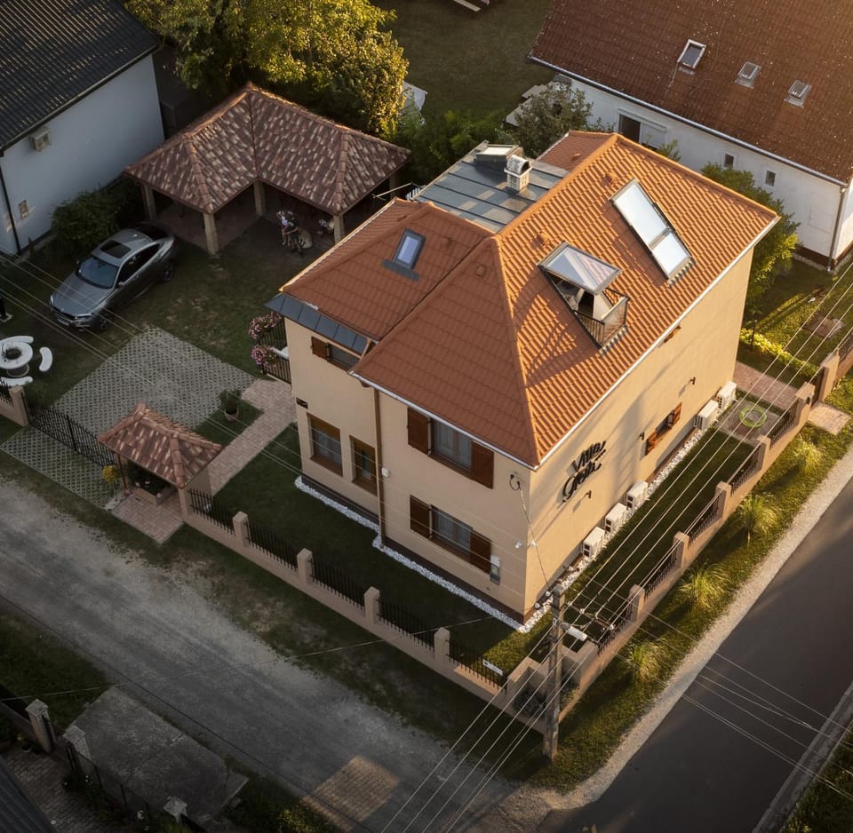 Property building, Neighbourhood, Bird's eye view, Street view, Location, Parking